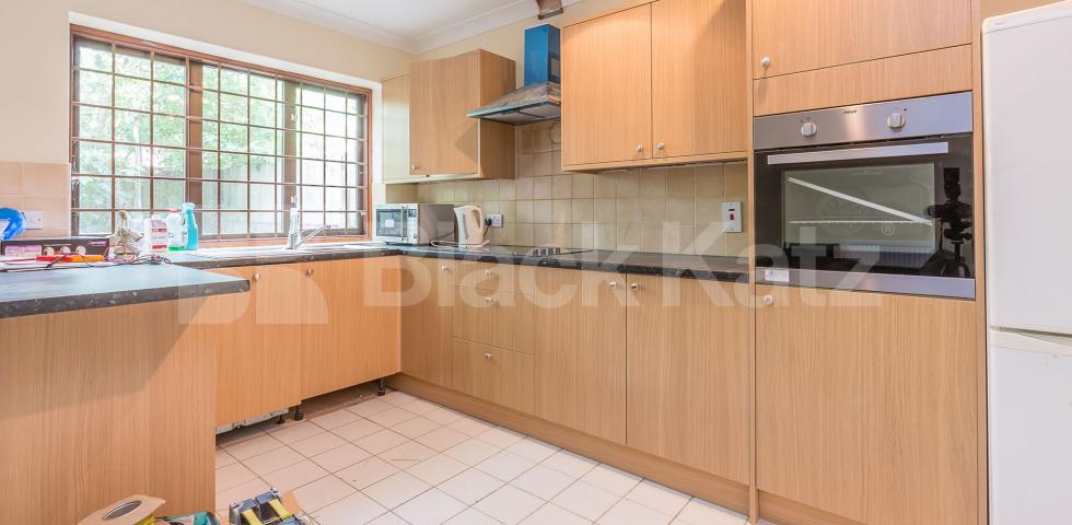			4 Bedroom, 1 bath, 1 reception Flat			 St.Helens Gdns, Ladbroke Grove